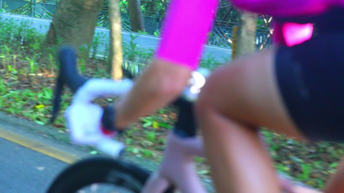 自行车女性骑行脚踏特写骑行画面