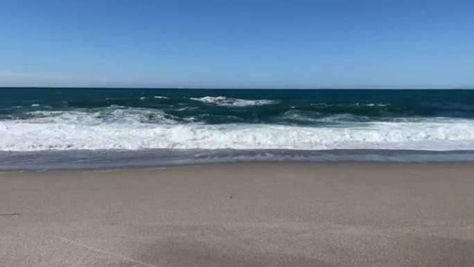 地中海海浪。沙滩大海浪花