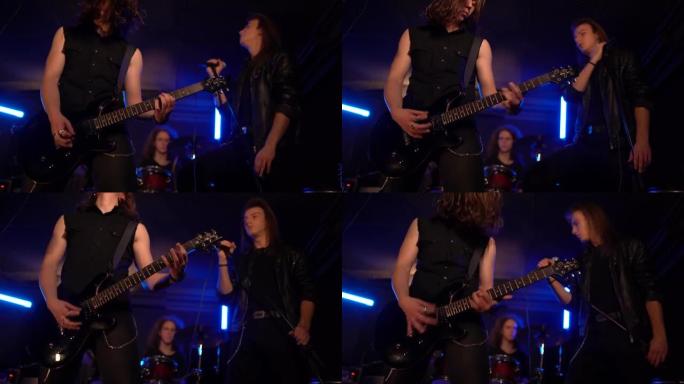 年轻的摇滚乐队在音乐工作室演奏他们的新歌