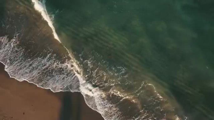 蓝绿色海浪席卷佛罗里达州海滨2021年的空中无人机镜头