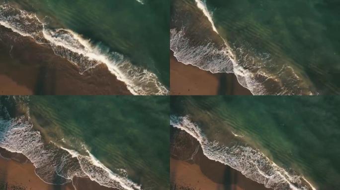 蓝绿色海浪席卷佛罗里达州海滨2021年的空中无人机镜头