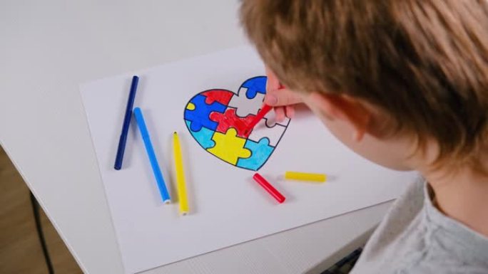 世界自闭症意识日。儿童从多色拼图中汲取心灵。精神卫生护理概念