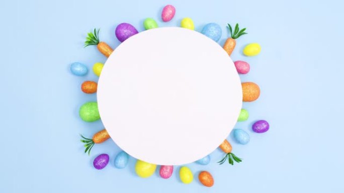 创意复活节彩蛋和胡萝卜出现在明亮的蓝色背景上的纸卡笔记下。停止运动最小平铺