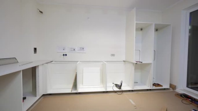 安装新厨房组装公寓厨房家具内部
