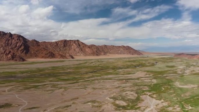 蒙古山地牧场。这里有优质的牧场。没有颜色分级