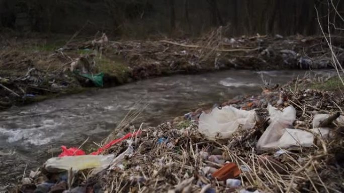 河中的垃圾-人类疏忽的耻辱