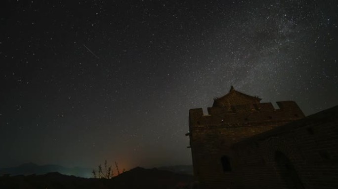 晚上的中国长城。穿越夜空的银河系 (Time-lapse)