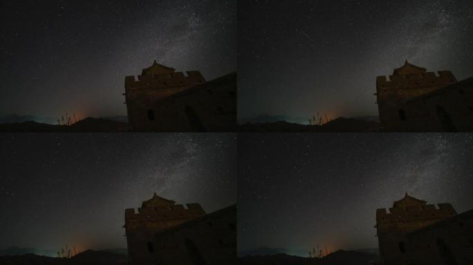 晚上的中国长城。穿越夜空的银河系 (Time-lapse)