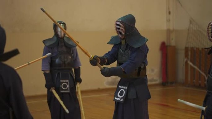 武术老师，向他的剑道学生展示与bokuto的正确动作，同时穿着特定的运动服