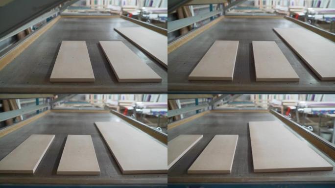 涂膜前的家具毛坯。家具制造。机器上有木制家具的坯料。木工行业。家具车间。生产木制品的车间。