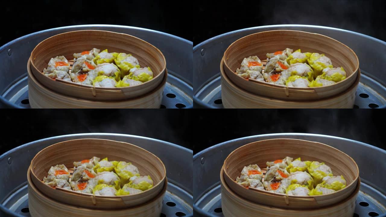 在热烤箱中蒸饺子，烟雾弥漫，可以食用和食用亚洲美食。