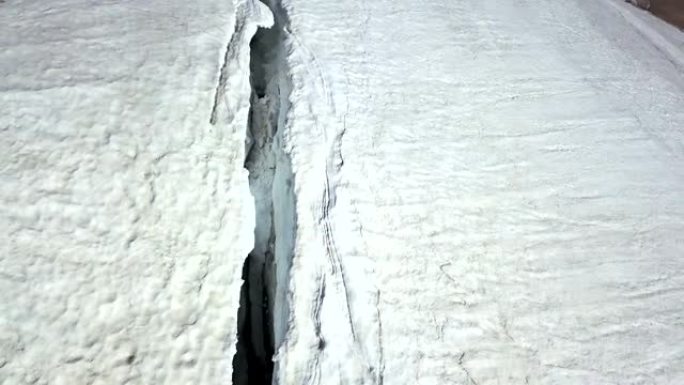 峰顶冰川的巨大裂缝