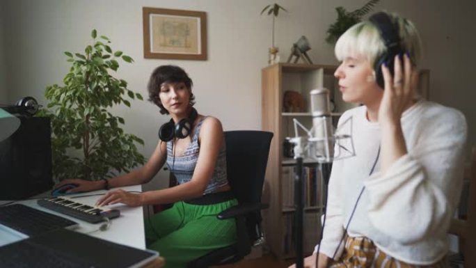 高加索女歌手在家庭工作室与制作人录制她的新歌