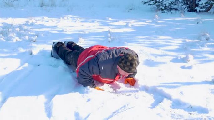 冬季，一名男子运动员在白雪上俯卧撑。冬季运动。运动训练。体育锻炼。健身运动。健康的生活方式。男运动员