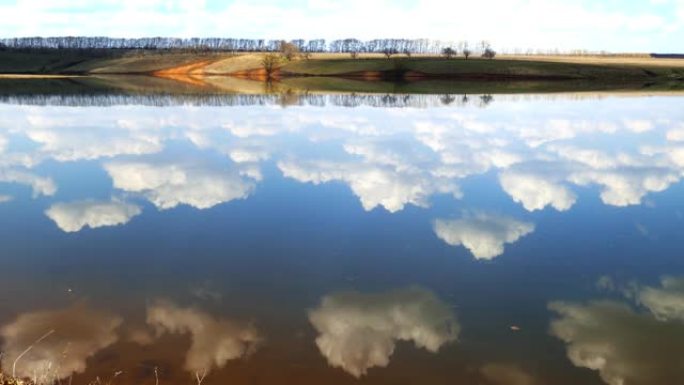 云彩反映在湖泊的光滑水中，4k
