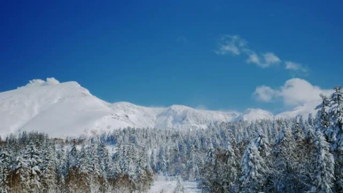 在日本北海道上丰野的十胜山 (Tokatidake) 进行野外滑雪