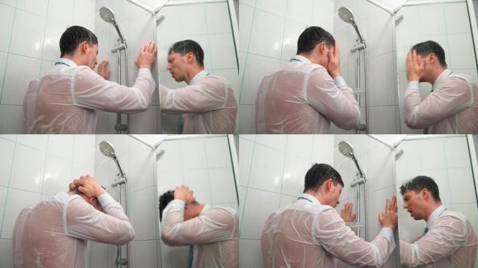 穿着衬衫和领带的悲伤男人站在浴室里淋浴，穿着衣服洗澡
