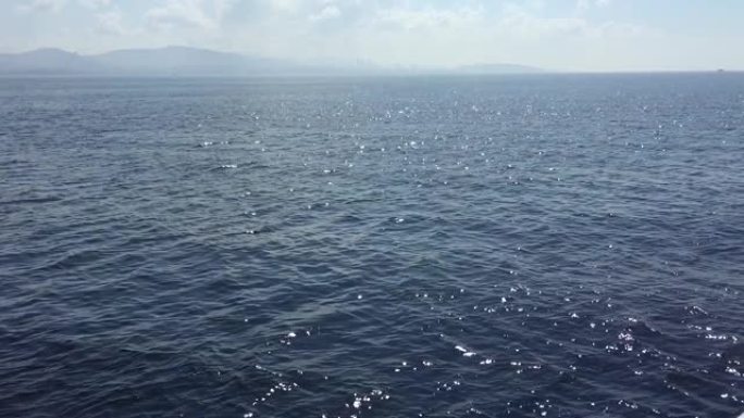 马尔马拉海的水在阳光明媚的春日里挥舞着。土耳其阿加拉尔省美丽的土耳其海滨熊布尤卡达岛