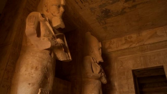 埃及南部努比亚靠近纳赛尔湖的阿布辛贝尔神庙里的石制法老。拉美西斯二世法老庙，4k视频