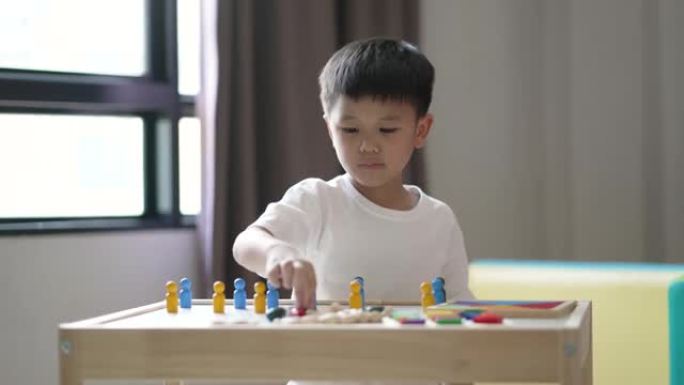 亚洲蹒跚学步的孩子玩创意益智玩具