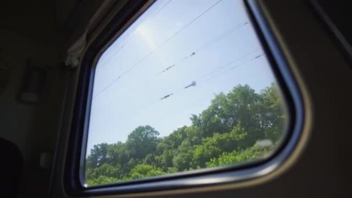 旅游火车旅行。从超速列车的窗户看到夏天的风景。快速行驶的火车。