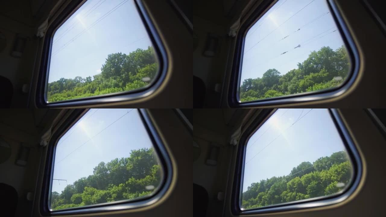 旅游火车旅行。从超速列车的窗户看到夏天的风景。快速行驶的火车。