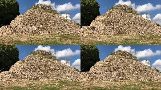 手持照片拍摄了墨西哥科斯塔玛雅利莫尼斯村的玛雅神庙废墟。