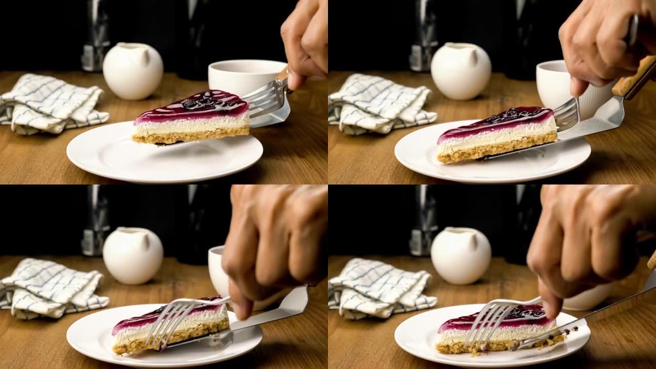使用服务器铲将一块蓝莓奶酪馅饼放在木制桌子上的白色陶瓷盘中。