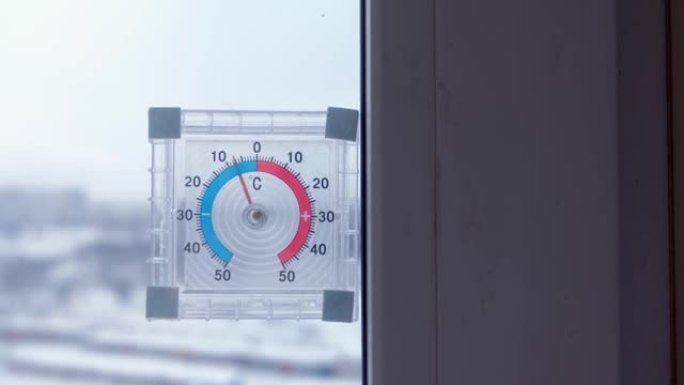 冬季负温度窗户上的温度计。