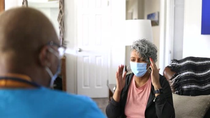 高级黑人妇女和护士家庭保健访问