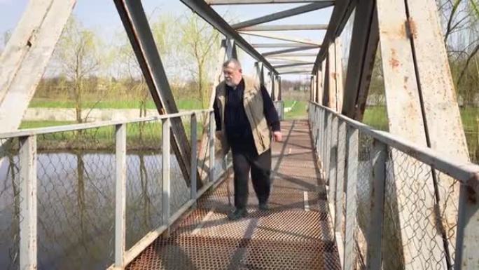 残疾的大胡子老人，手杖缓慢移动，在金属桥上四处观察