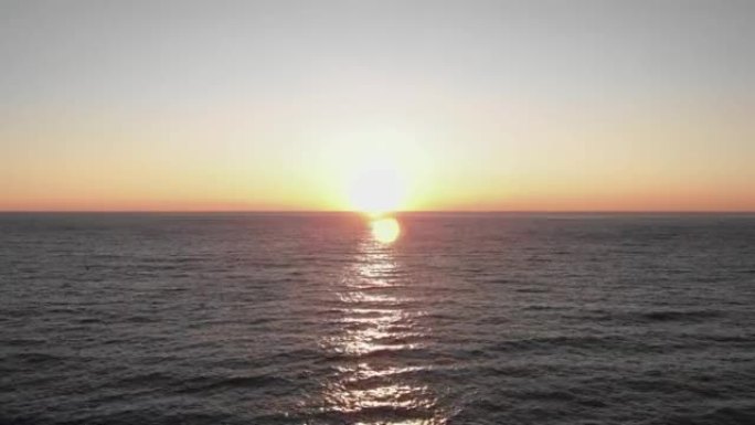 夏天的日落。海上粉红色美丽的日落。令人惊叹的热带海景。太阳触碰地平线