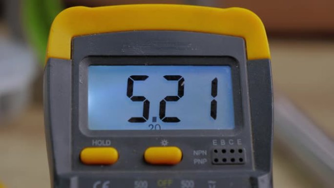 5瓦电流特写的测量。测量电压的概念