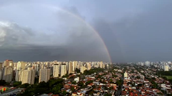 城市中的彩虹。