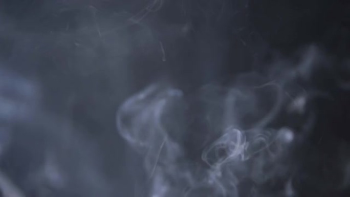 抽象的白烟。烟，黑色背景上的一团冷雾，水烟，火。浮雾