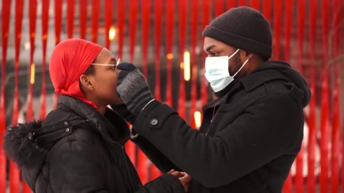 戴着口罩的非裔美国人夫妇，新型冠状病毒肺炎大流行