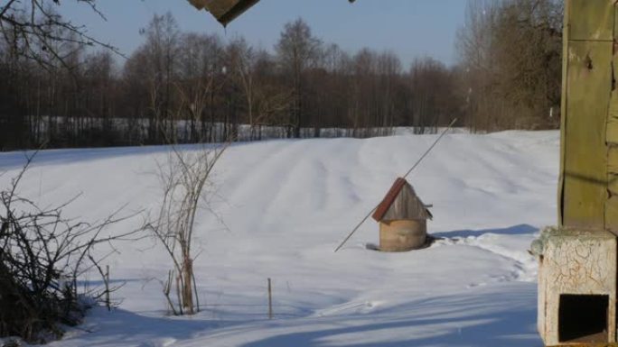 屋顶上融化的雪滴