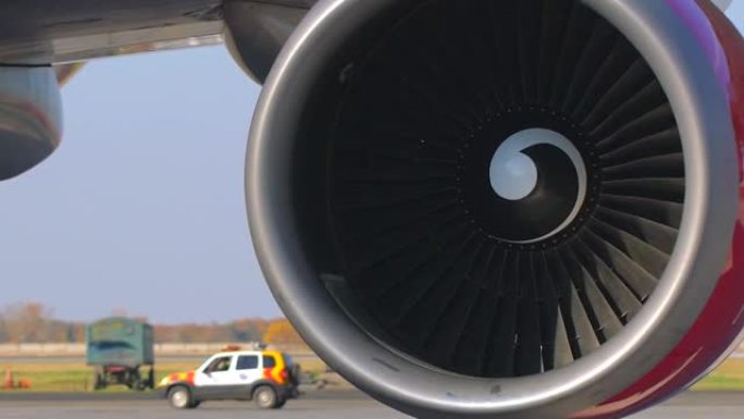 喷气涡轮发动机发动机叶片在机场跑道上的飞机前端风扇。客机逆天工作喷气发动机，工作飞机发动机。特写