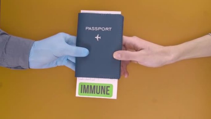 免疫的护照。飞行检查。机场检查护照。橙色背景