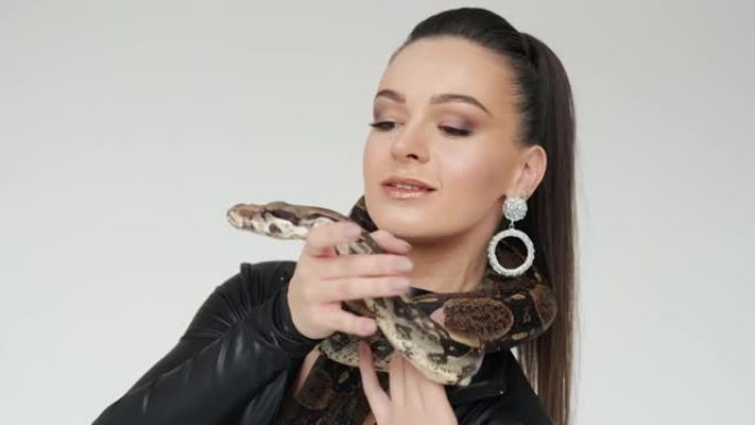 蛇的头在女人的手上。慢动作
