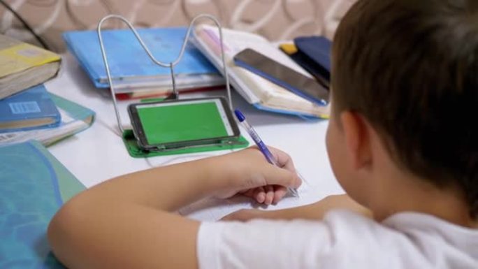 小学生用笔记本上的笔左手书写作业是否使用智能手机
