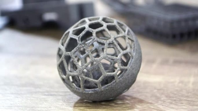 从聚酰胺粉末特写在粉末3D打印机上打印的对象