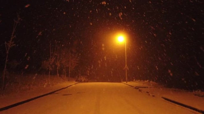 黄昏和路灯降雪