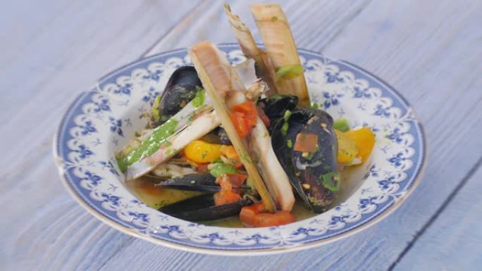 贻贝和剃刀蛤搭配大蒜，白葡萄酒，番茄丁和欧芹汤。