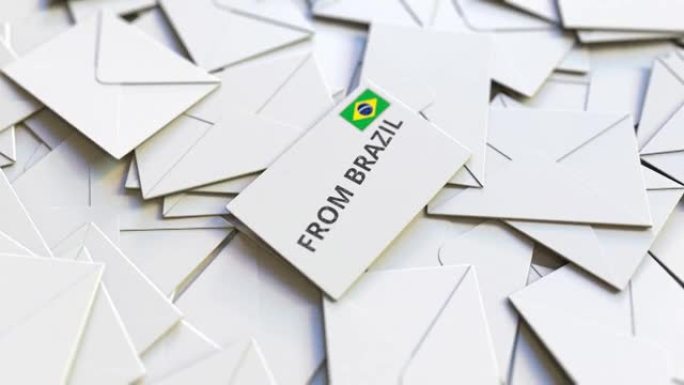 信封上有来自巴西的文字，放在其他信封上