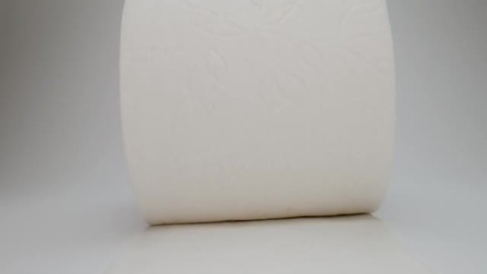 卫生纸在白色表面上滚动