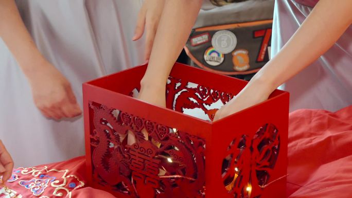 伴娘把婚鞋藏在红色箱子里