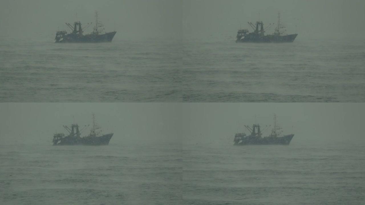 北海的渔船颠簸出海海面