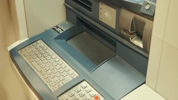 女性手输入自动柜员机银行提款机pin码女性按下自动柜员机的键盘
