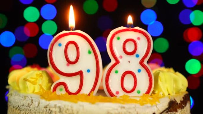 98号生日快乐蛋糕Witg燃烧蜡烛礼帽。
